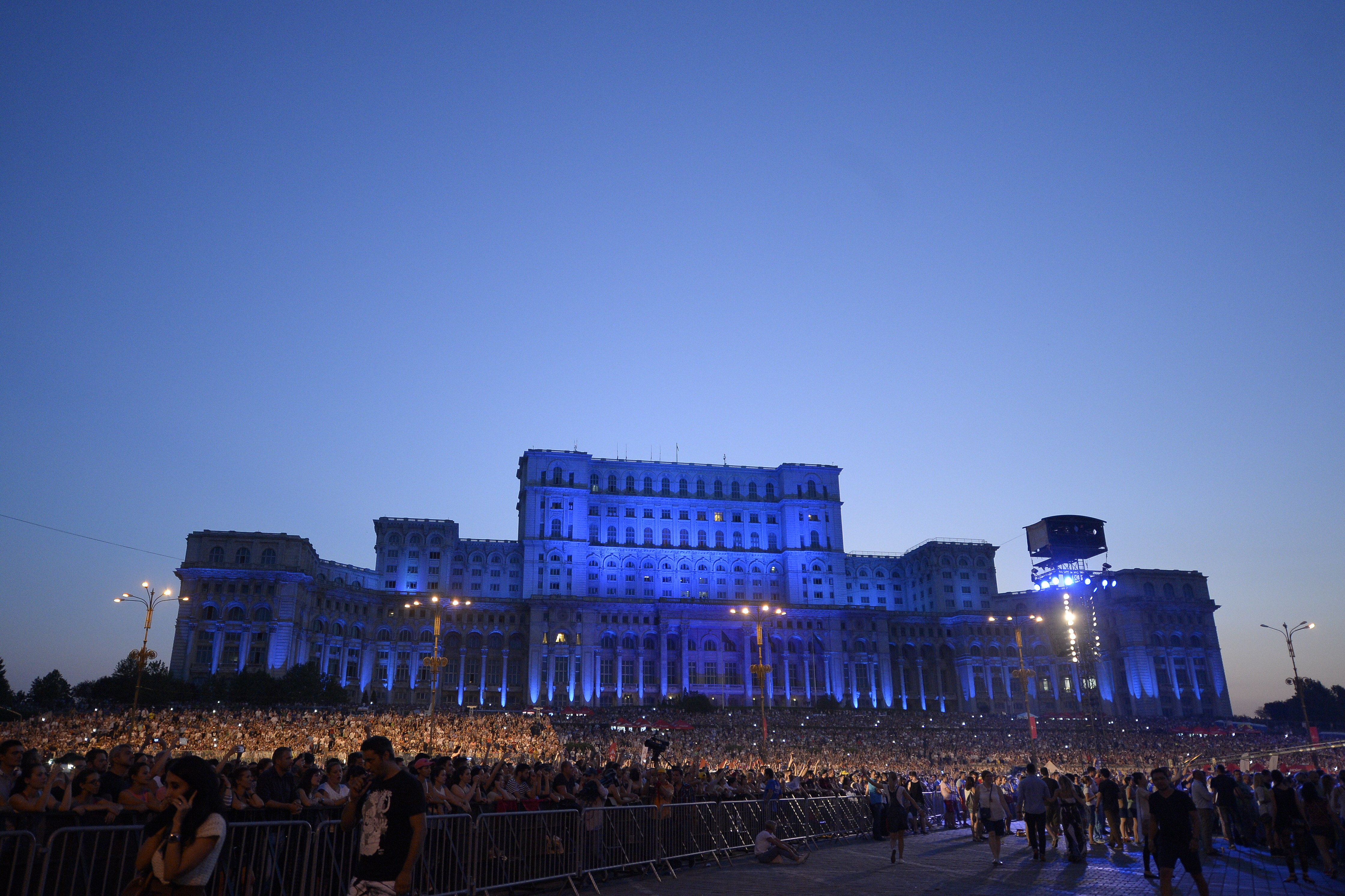 Amendă maximă pentru organizatorii concertului Robbie Williams de la Bucureşti