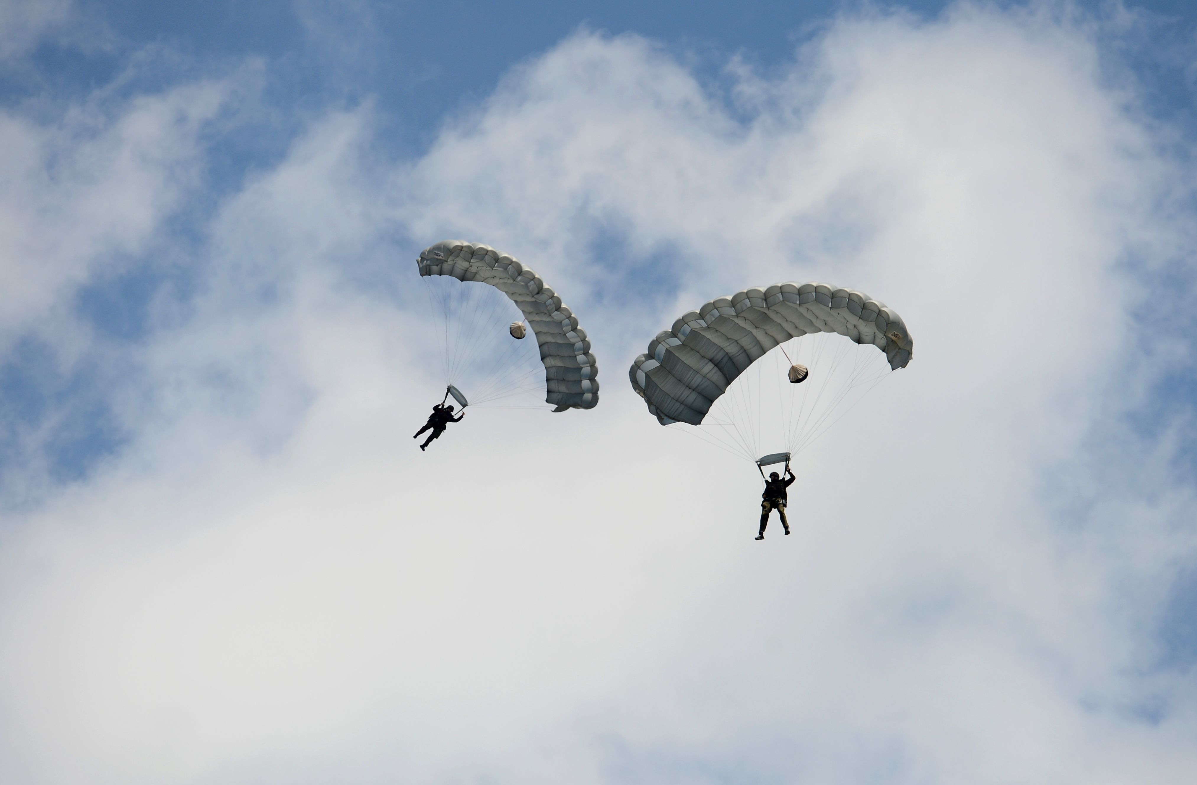 Trei paraşutişti, în stare gravă după ce au suferit un accident la Clinceni 