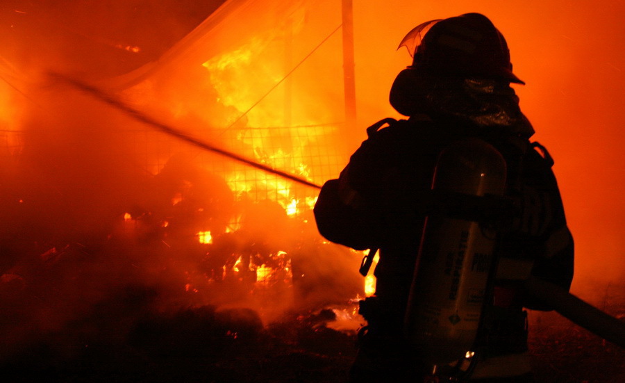Incendiul de la clubul din Constanţa a fost stins;două persoane au avut nevoie de îngrijiri medicale