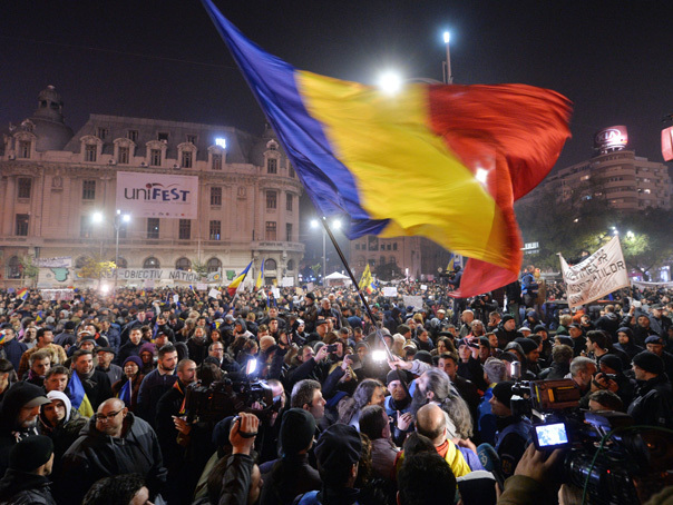 A cincea zi de proteste în Piaţa Universităţii: Aproximativ 3.000 de oameni au ieşit în stradă. Protestatarii strigă "Deşteaptă-te, române, că ai început să mori pe bune"