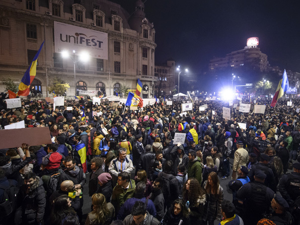 A şasea zi de proteste în Piaţa Universităţii: Peste 1000 de persoane au ieşit în stradă