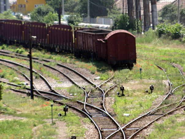 Braşov: Un tren de marfă încărcat cu motorină a deraiat, din trei vagoane se scurge combustibil