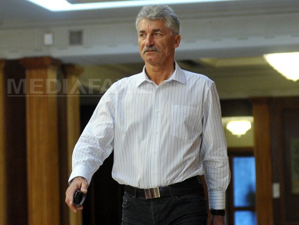 Deputatul Ioan Oltean este acuzat că a primit într-o biserică 600.000 euro de la Mihai Rotaru, noul mogul din fotbal 