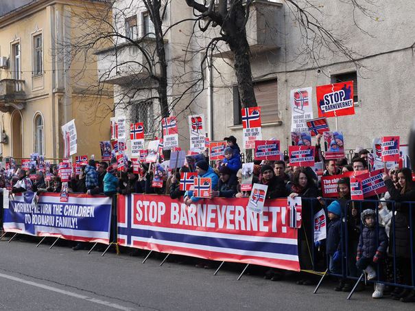 Protest la Ambasada Norvegiei, pentru o familie de români ai cărei copii au fost luaţi de autorităţi