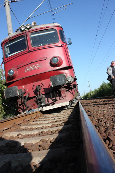 Arad: Şase călători dintr-un tren, răniţi după ce locomotiva a lovit puternic vagoanele la cuplare