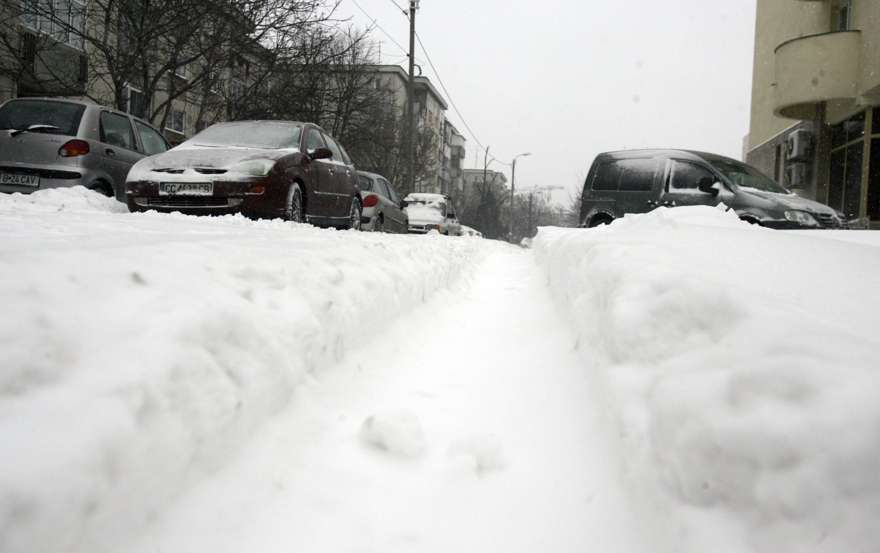 Vrancea: Două drumuri naţionale, închise din cauza viscolului; mai multe maşini, blocate în zăpadă