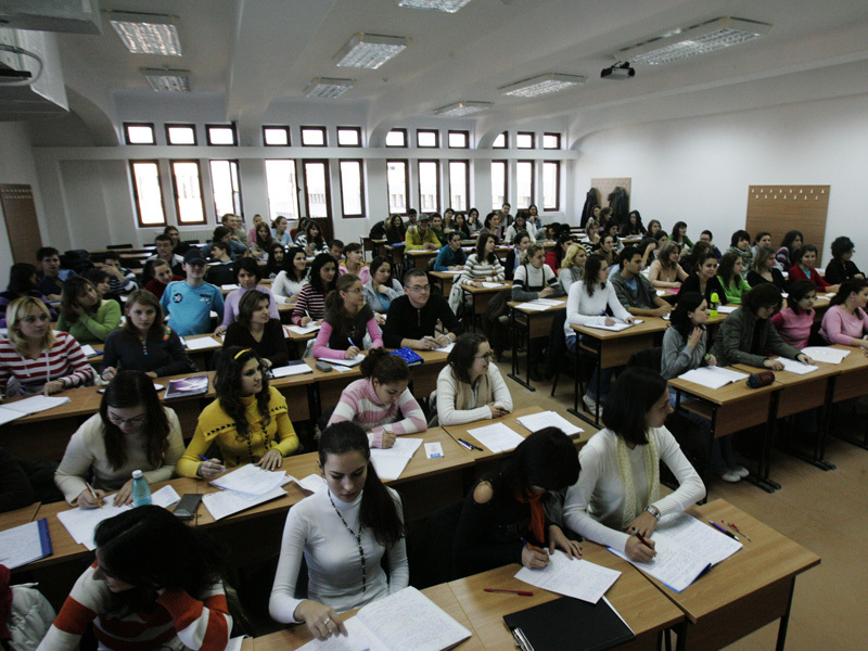 Universitatea Bucureşti critică iniţiativa AOSR de a se pune pe acelaşi plan cu Academia Română