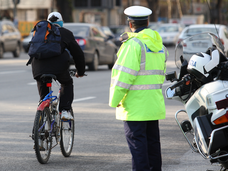 Un biciclist a fost rănit în Capitală, după ce a fost lovit cu portiera de un poliţist