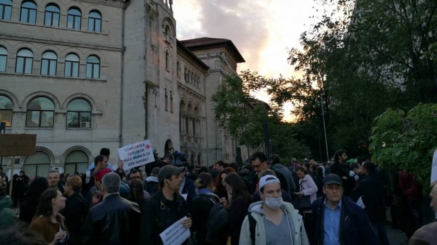 Peste 200 de oameni protestează în Piaţa Universităţii faţă de problemele din sistemul medical