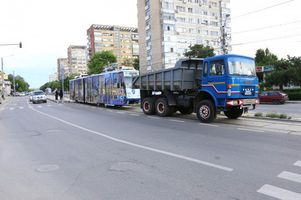 Craiova: Tramvai modernizat, blocat pe şine la prima cursă