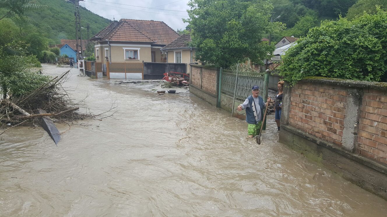 25 de gospodării din localitatea hunedoreană Săcămaş au fost inundate. Galerie FOTO