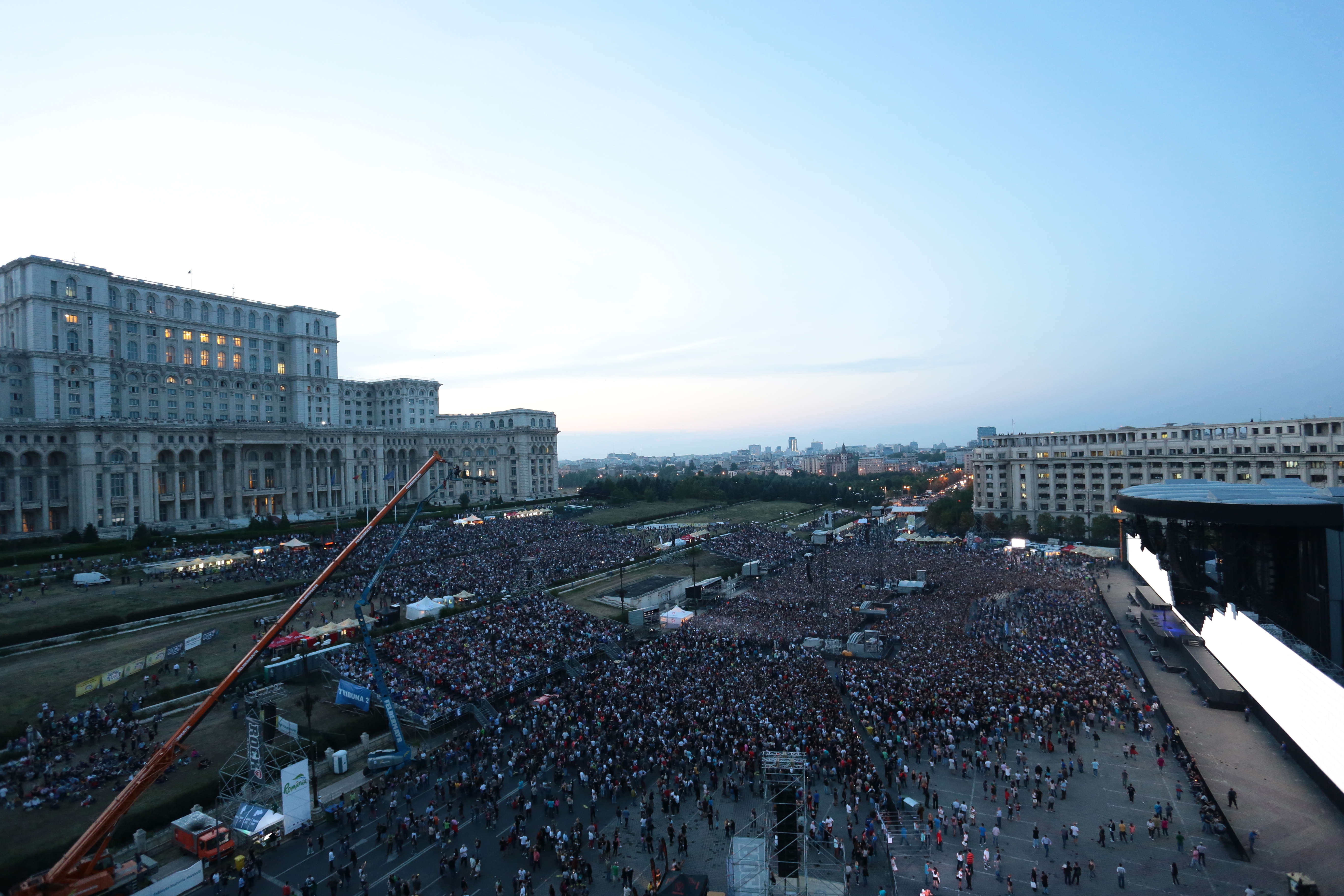 Peste 100 de persoane au solicitat ajutorul medicilor la concertul Rihannei din Bucureşti. Mai multe persoane au ajuns la spital 