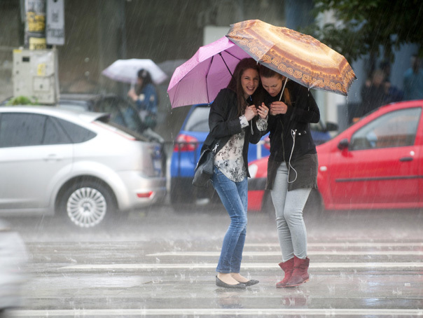 Trafic blocat în Slatina, după ce mai multe străzi au fost inundate din cauza unei ploi torenţiale 