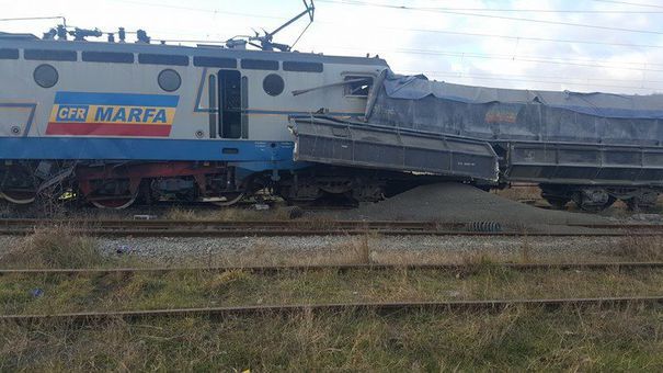 Două locomotive s-au ciocnit frontal în staţia CFR Bârseşti din judeţul Gorj; unul din mecanici a murit 