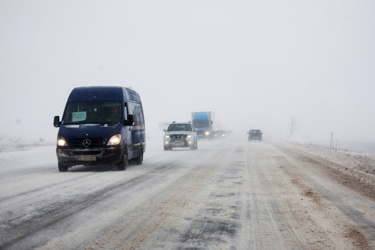 Circulaţie îngreunată în Bistriţa-Năsăud din cauza zăpezii, în Pasul Tihuţa viscoleşte puternic