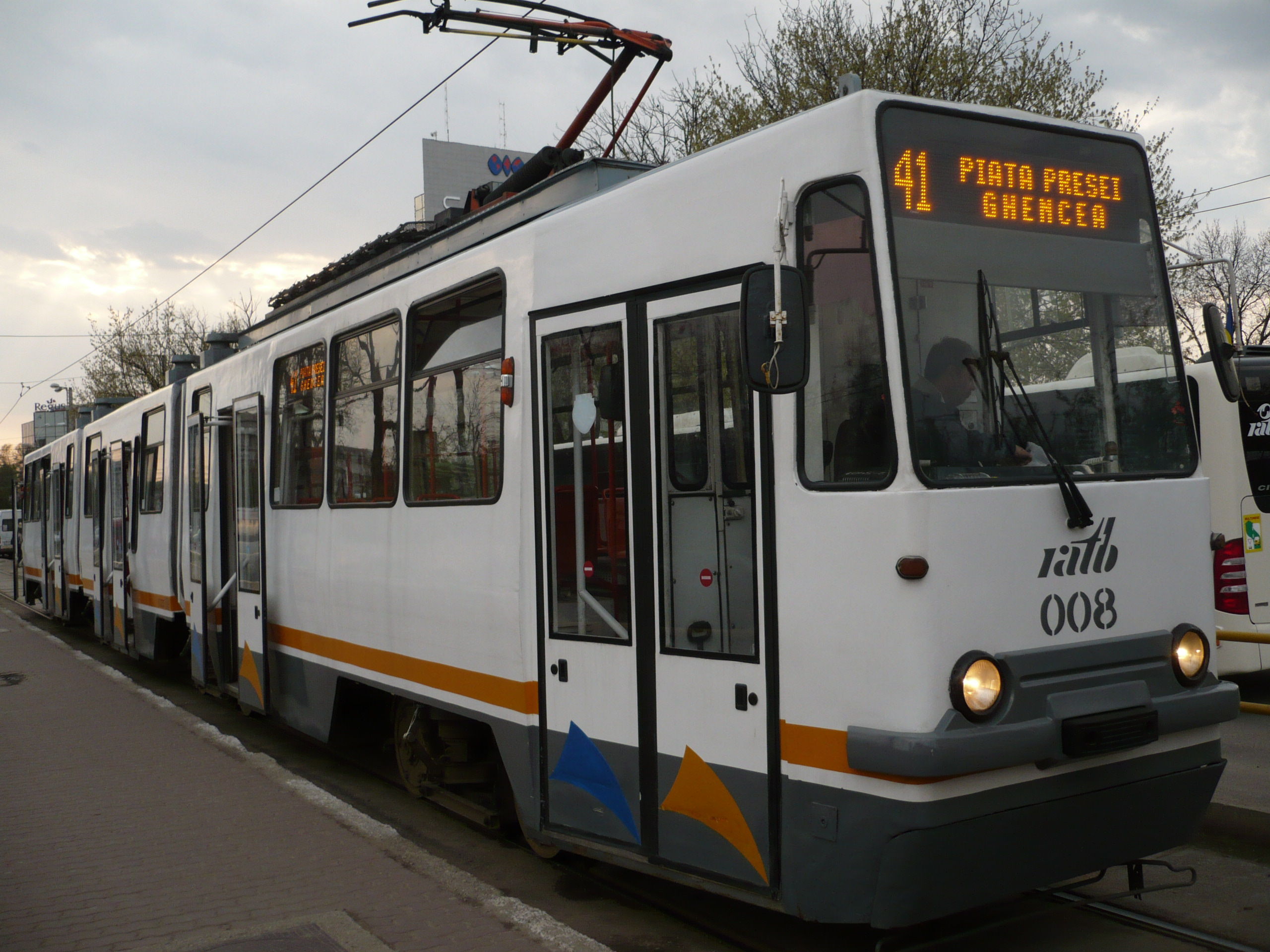 Circulaţia pe linia tramvaiului 41 din Capitală, blocată în urma unui accident; o femeie, rănită