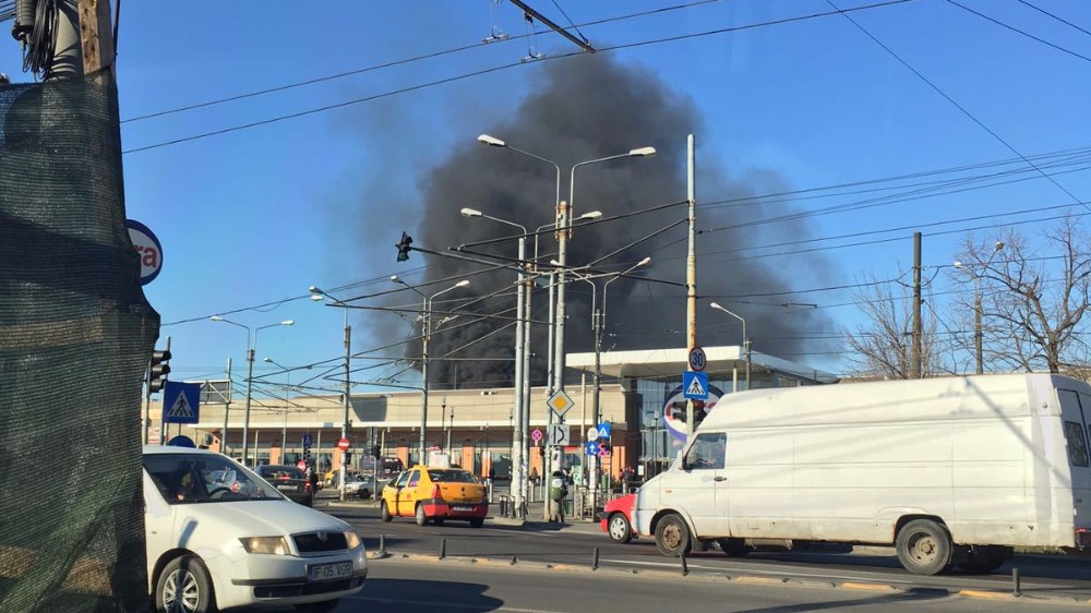 Incendiu la Autogara Rahova din Capitală; un autobuz a luat foc în timpul dezmembrării