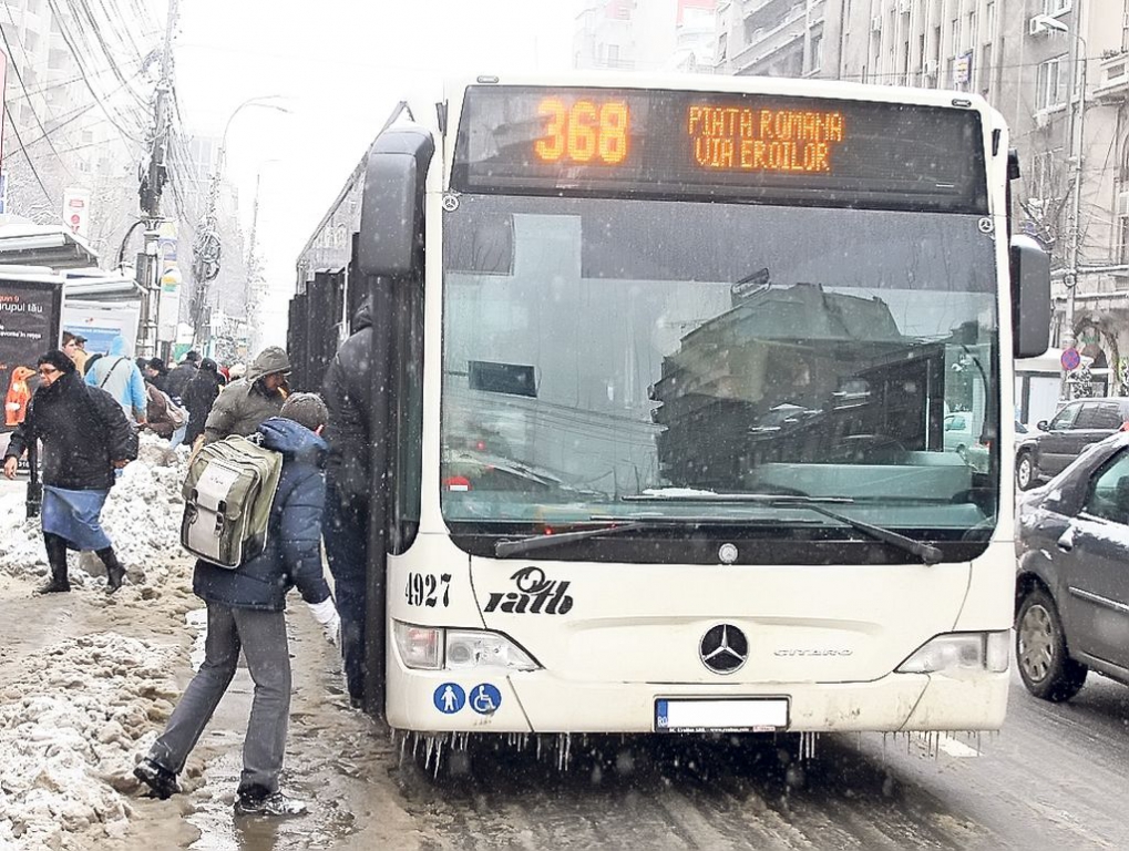 RATB: Întârzieri mari la tramvaie şi trolebuze din cauza maşinilor parcate neregulamentar