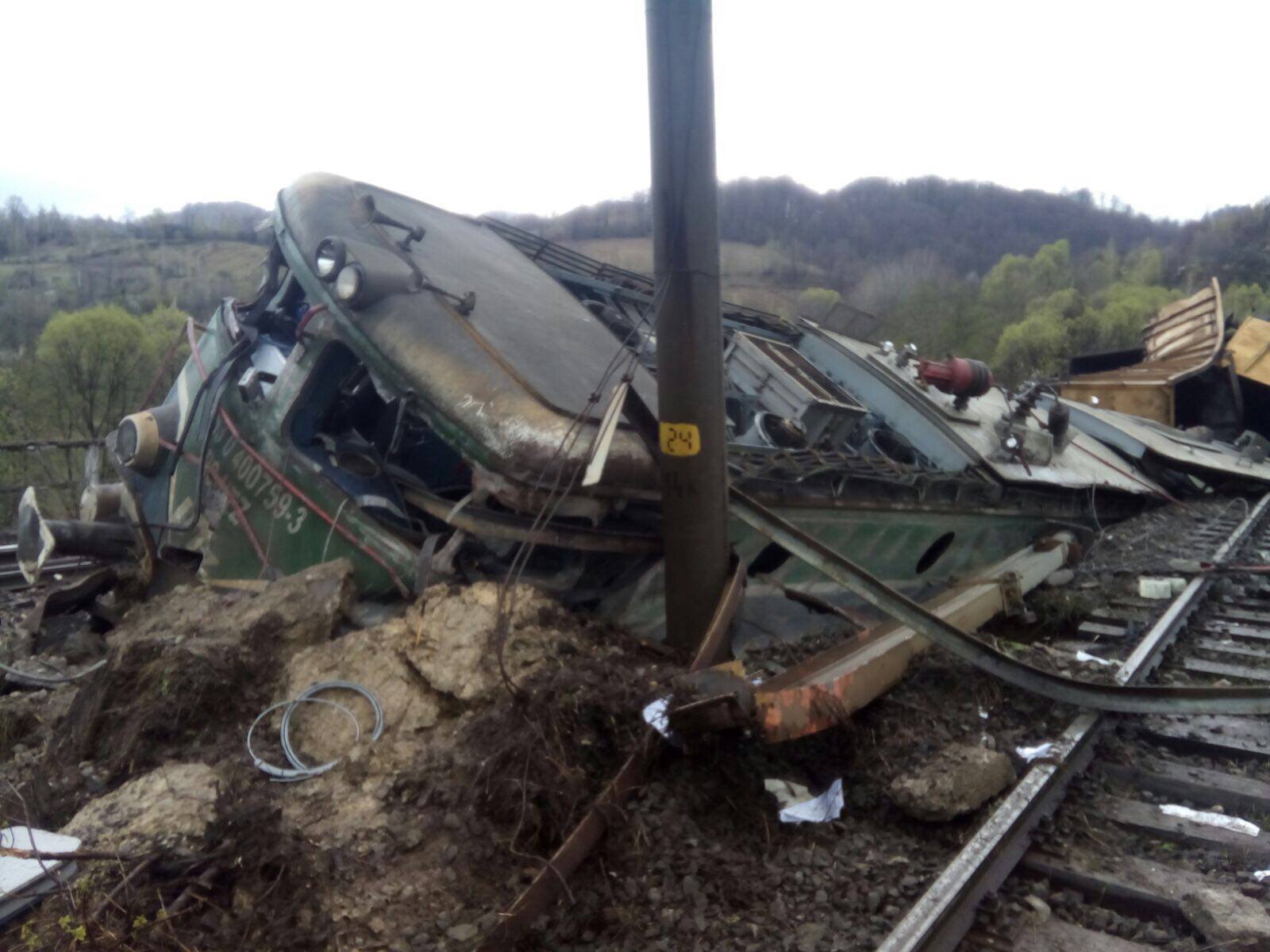 Doi mecanici de locomotivă au murit în zona Merişor după ce mai multe vagoane au deraiat