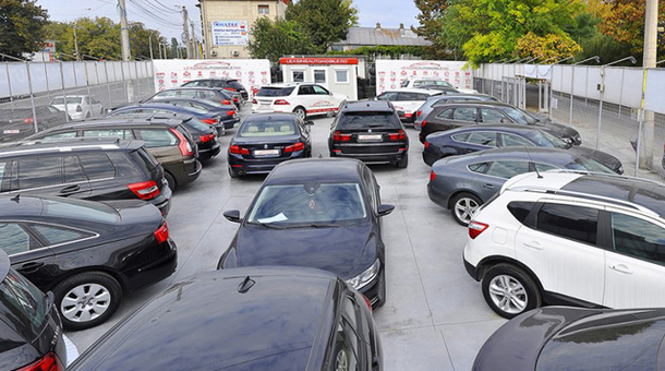 Oraşul din România unde a fost introdusă o taxă zilnică pentru cei care îşi lasă maşinile în parcare cu afişul „de vânzare” pe parbriz 