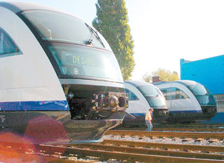 Săgeata albastră circulă cu frâna de mână trasă: În secolul vitezei, pe ultima cale ferată inaugurată de Ministerul Transporturilor cu milioane de euro, se circulă cu maximum 35 km/oră
