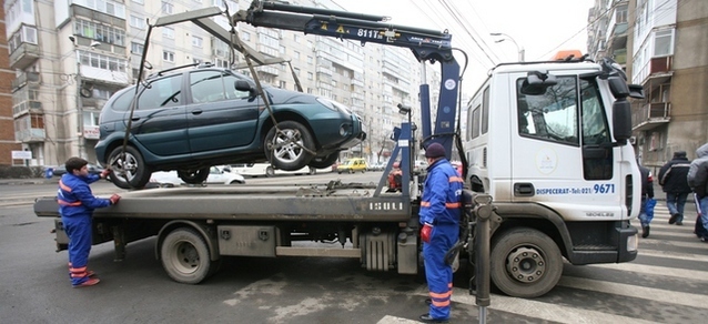 Veşti proaste pentru şoferi: Primăria a stabilit tarifele pentru ridicarea maşinilor parcate neregulamentar. Cât veţi plăti 