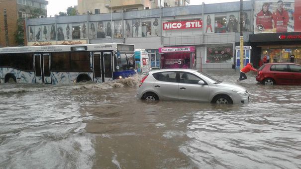Gorj: Străzi inundate, maşini distruse şi acoperişuri luate de vijelii
