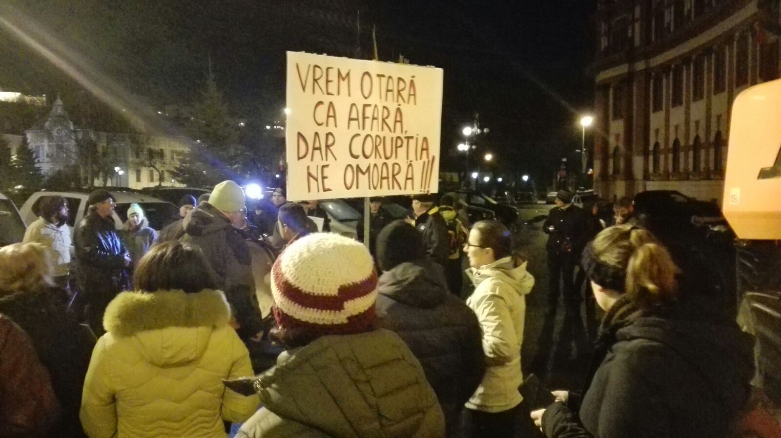 Peste 3.000 de oameni protestează la Cluj; la Timişoara protestatarii au dus “caracatiţa corupţiei”