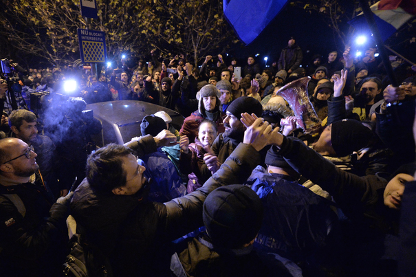 Verificări la Jandarmeria Capitalei după ce un jandarm a lovit mai mulţi protestatari