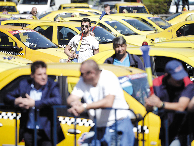 Zeci de taximetrişti din Timişoara, protest spontan după controale ale Poliţiei: Este un abuz!
