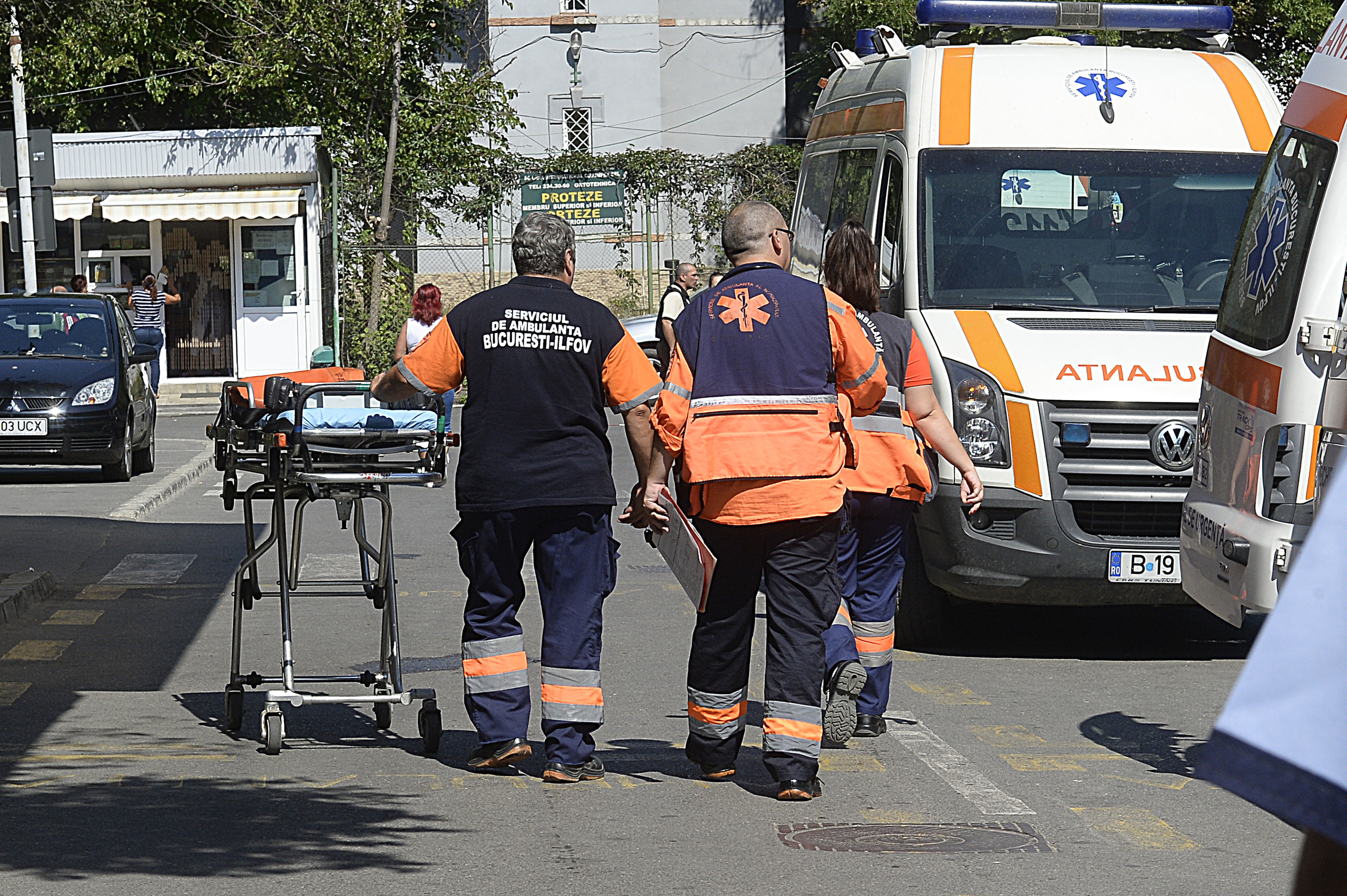 Imaginea cu un ambulanţier care a cărat în spate o pacientă pentru a o salva a devenit virală