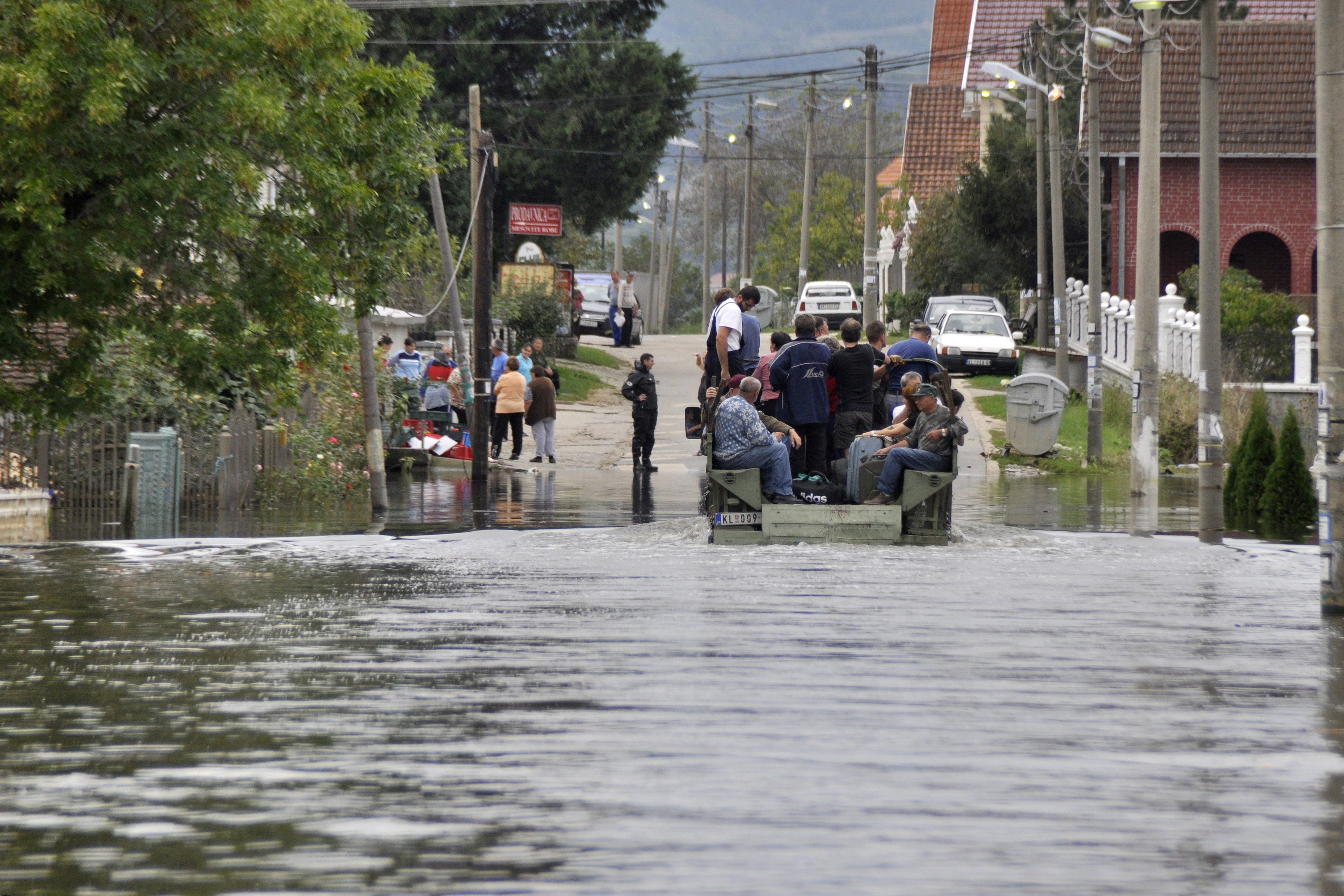 Un drum judeţean din Vrancea „dispare” când plouă; apa se revarsă din gropi şi acoperă asfaltul