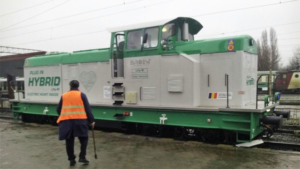 Premieră mondială la Constanţa: Prima locomotivă hibrid de manevră construită în România