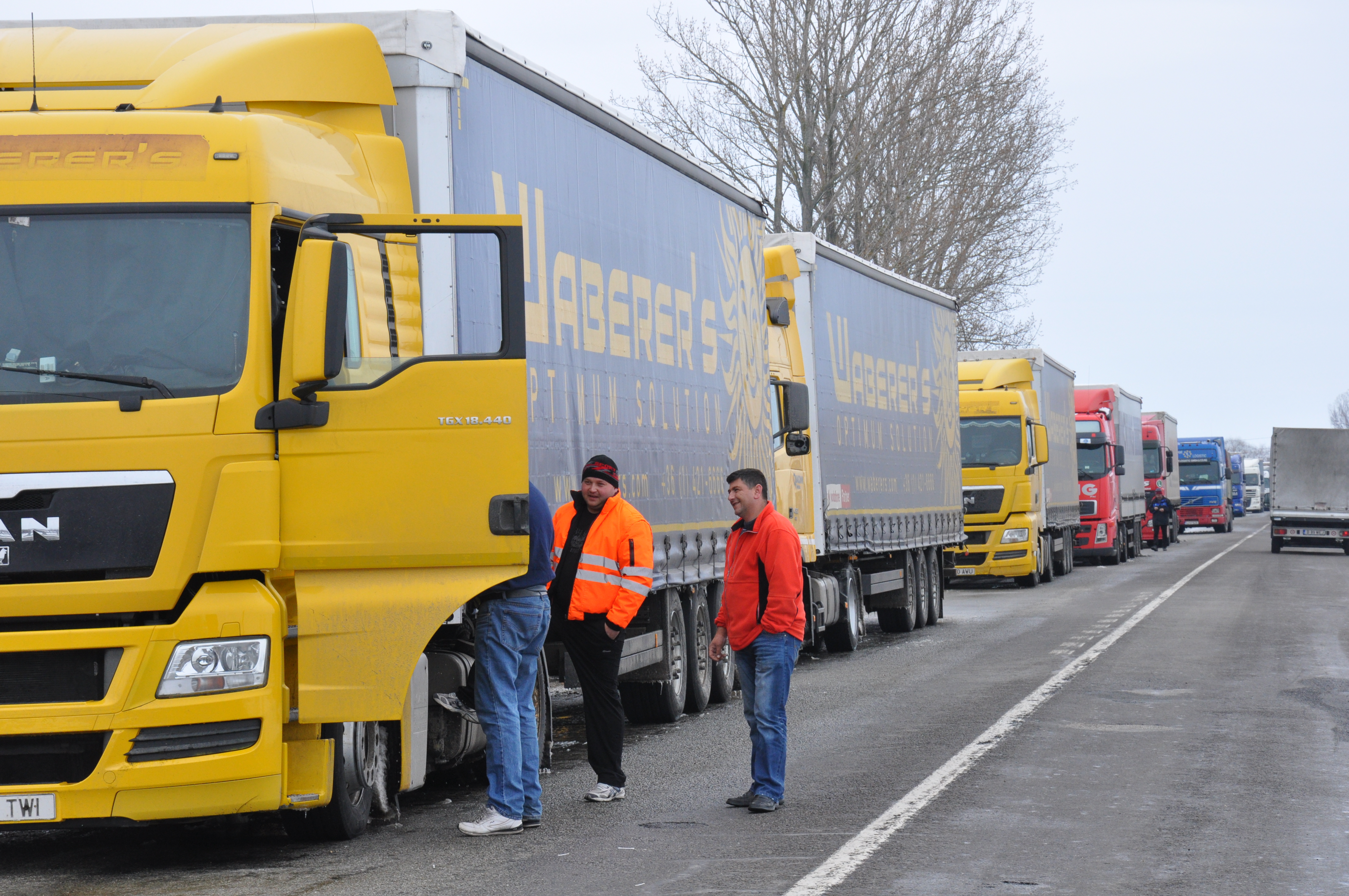 Coloane de camioane pe mai mulţi kilometri la punctele de trecere a frontierei Nădlac I şi II