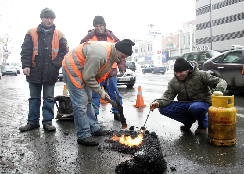 PMB inventariază gropile din Bucureşti: Vor fi asfaltate provizoriu până vremea va permite refacerea