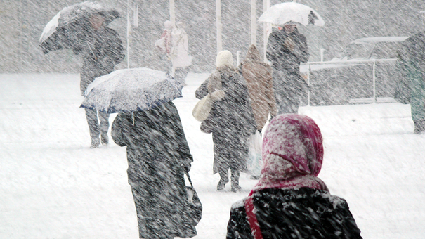 Medicii trag un semnal de alarmă: Tipul de zăpadă care reprezintă un pericol pentru oameni. Se recomandă evitarea deplasărilor pe stradă