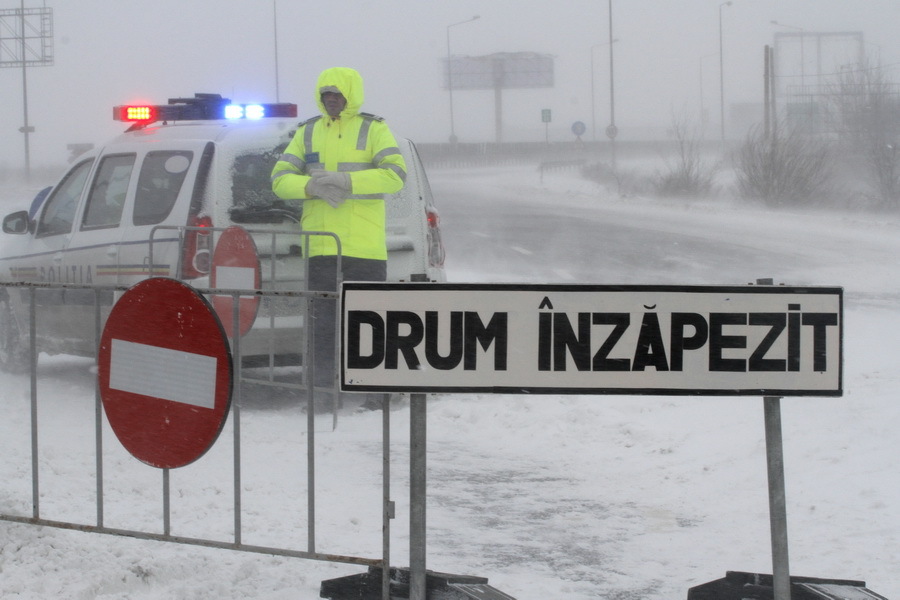 Zăpadă în România la sfârşit de aprilie: Drumarii acţionează cu două utilaje pentru înlăturarea zăpezii care măsoară peste trei metri 