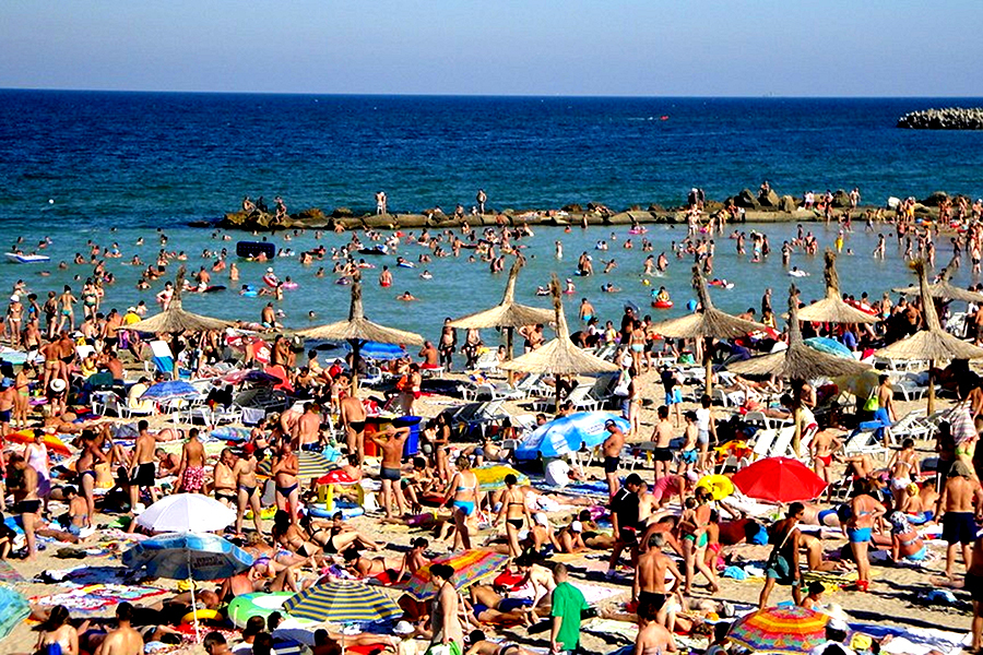Se schimbă regulile pe malul mării: Turiştii care aruncă gunoi pe plajă vor fi amendaţi. „Anul acesta poliţia va fi foarte activă”