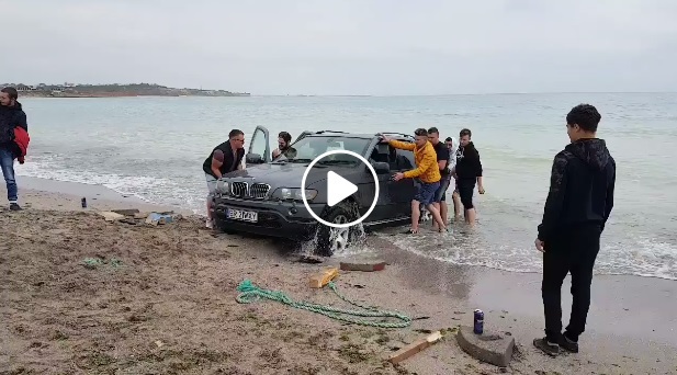 Ce amendă a primit tânărul care şi-a parcat maşina pe plaja din Vama Veche 