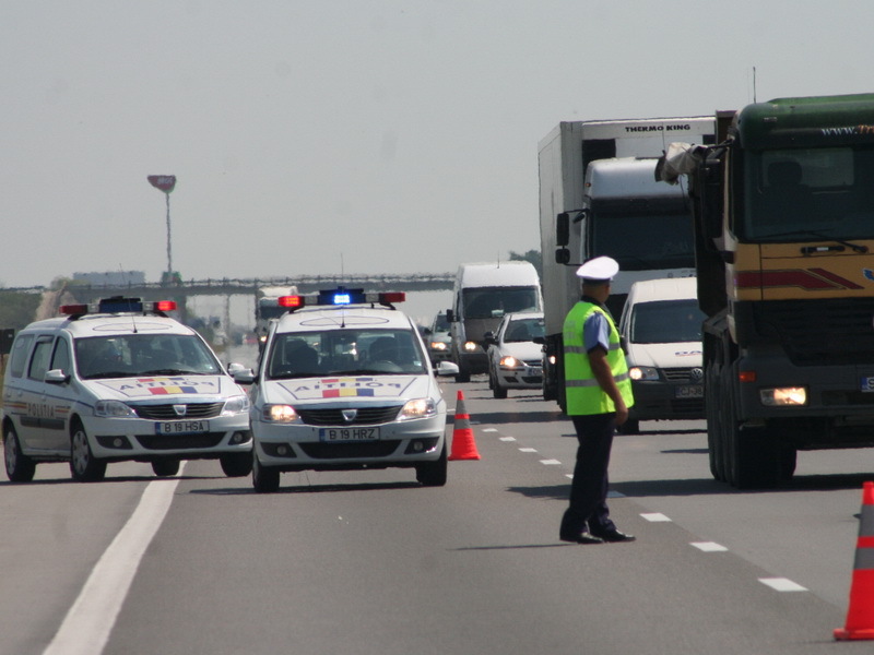 Accident grav pe o autostradă din România: Traficul a fost oprit după ce o maşină s-a răsturnat