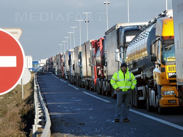 Coloane de camioane la punctele de frontieră cu Ungaria, după ridicarea restricţiilor de trafic