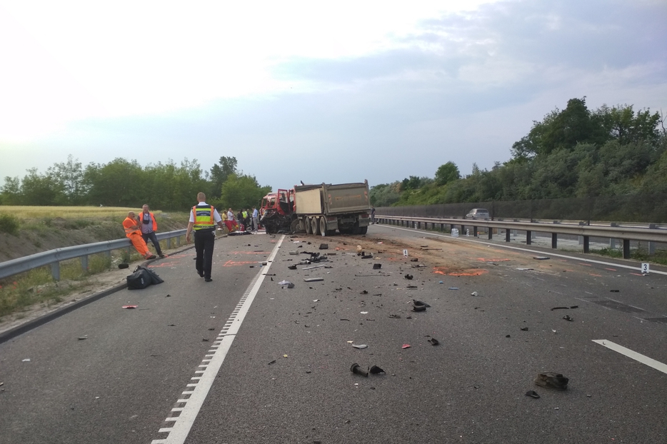 MAE confirmă: Cei şapte oameni decedaţi în accidentul din Ungaria sunt români/UPDATE: Nouă persoane au murit 