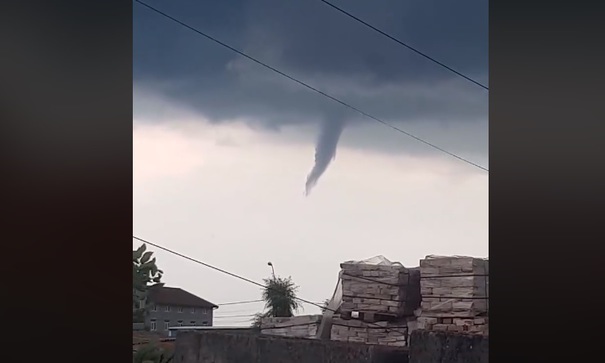 FENOMEN meteo de rar în România: Început de tornadă, deasupra Timişoarei | VIDEO