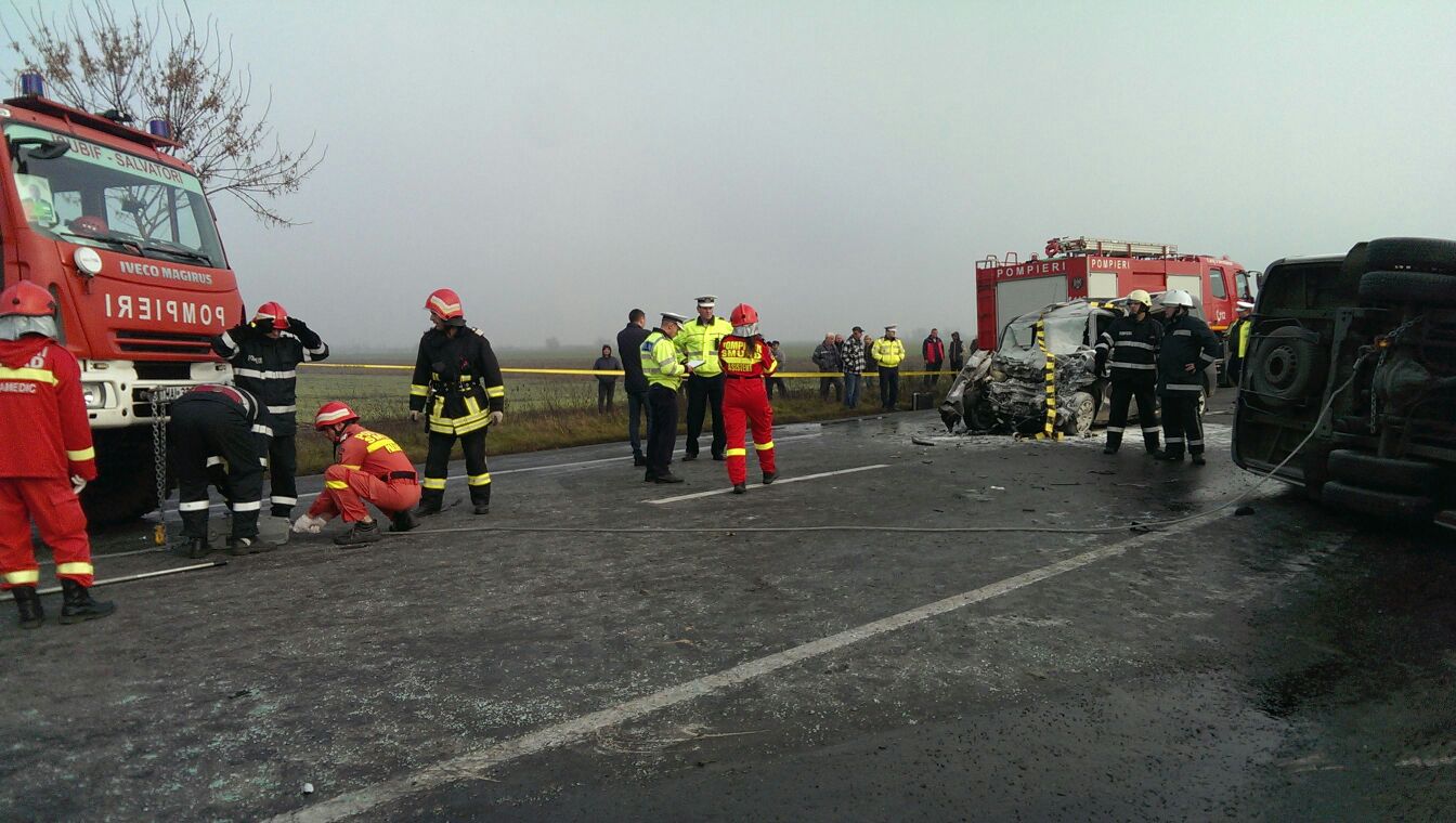 Accident grav pe drumurile din România: Un mort şi 7 răniţi într-un accident în care a fost implicat în microbuz cu 20 de pasageri