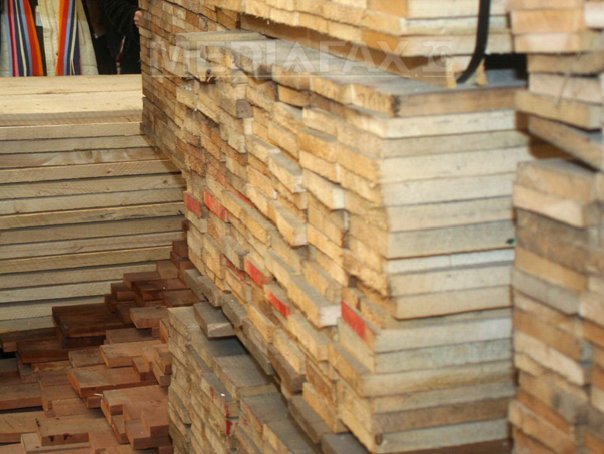 Incident tragic: Patronul unei firme de construcţii din Arad a murit strivit de câteva panouri din lemn 
