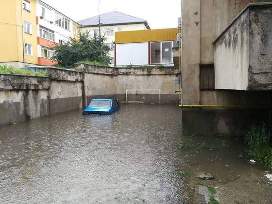 Dezastru în Alba, după o ploaie torenţială care a inundat mai multe trotuare: O maşină, aproape acoperită de ape