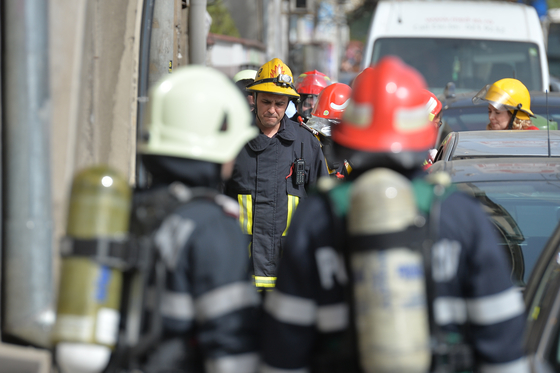 Incendiu într-un bloc din Capitală, în urma unei explozii: Patru persoane au fost rănite