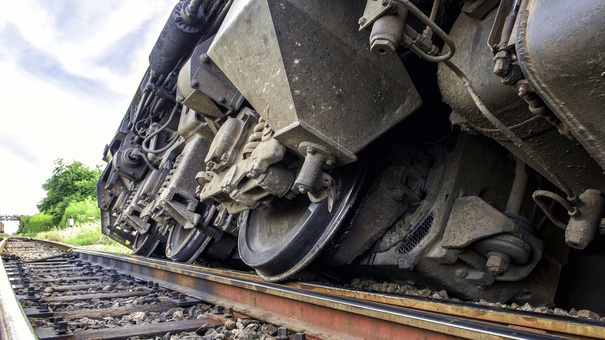 Accident feroviar în Timiş: tânăr mort după ce un tren cu 60 de persoane a lovit o maşină