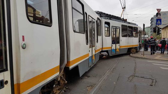 Două tramvaie s-au ciocnit în intersecţia Calea 13 Septembrie. O femeie a fost lovită la cap