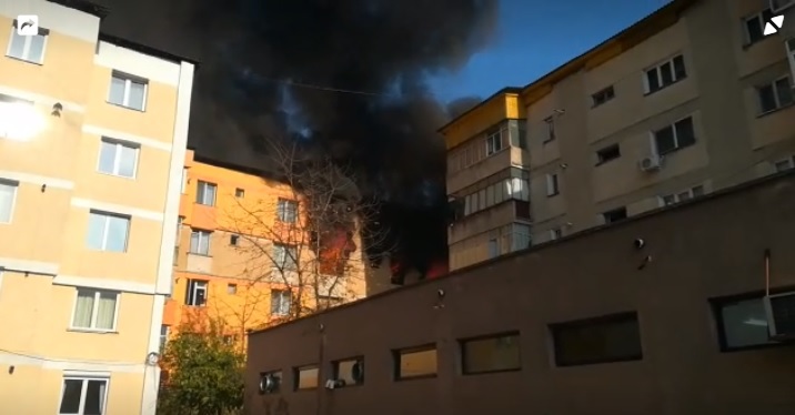 Pompierii caută posibile victime din apartament în apartament, după explozia din Piatra Neamţ 